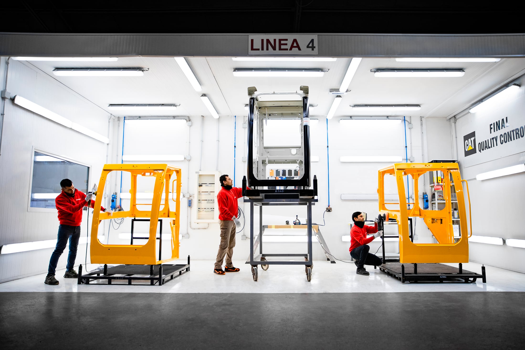 Reparto finitura industriale Zoccarato con operatori al lavoro