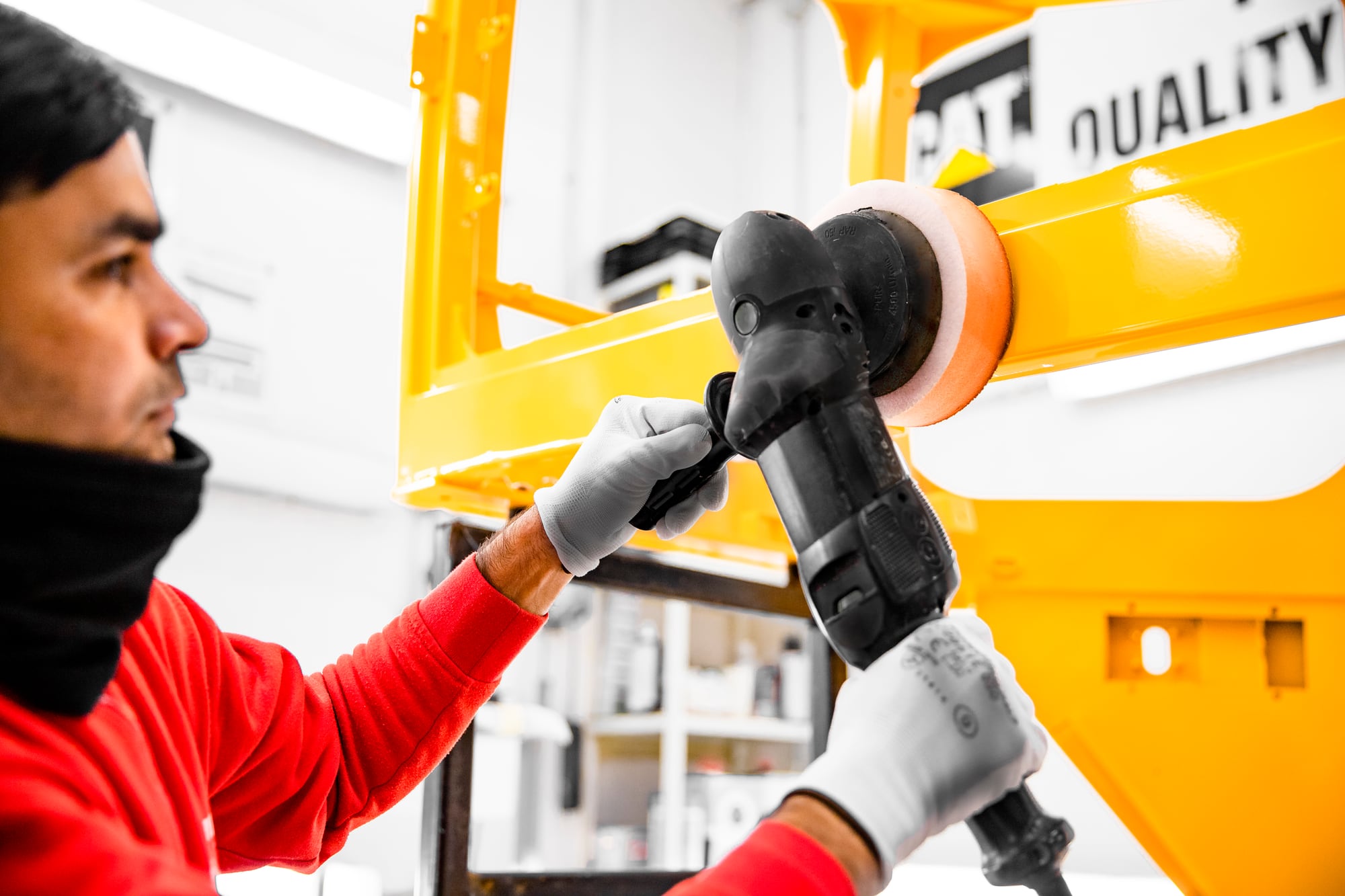Rifinitura di un componente industriale verniciato