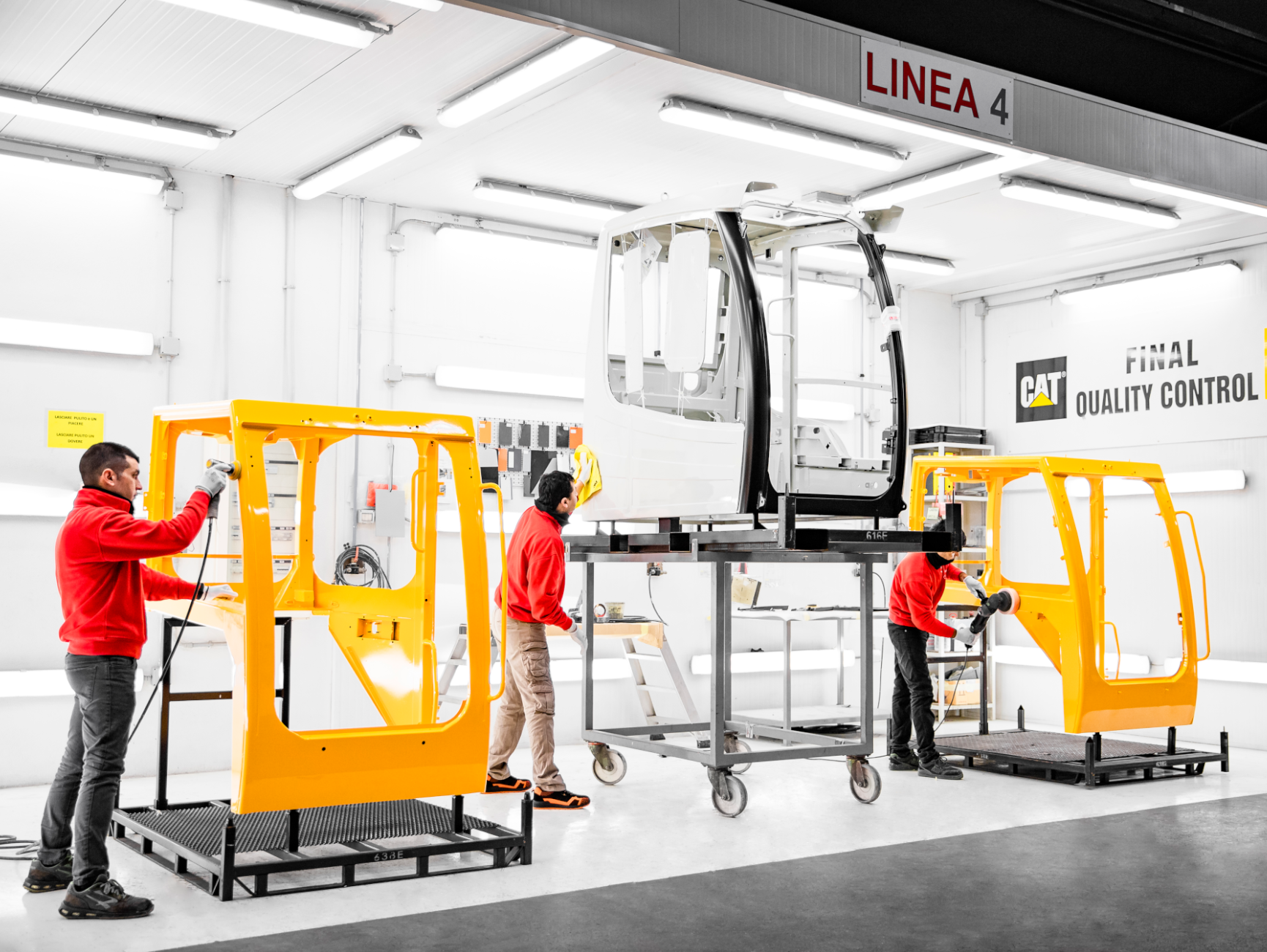 Reparto finitura industriale con operatori e componenti in controllo finale