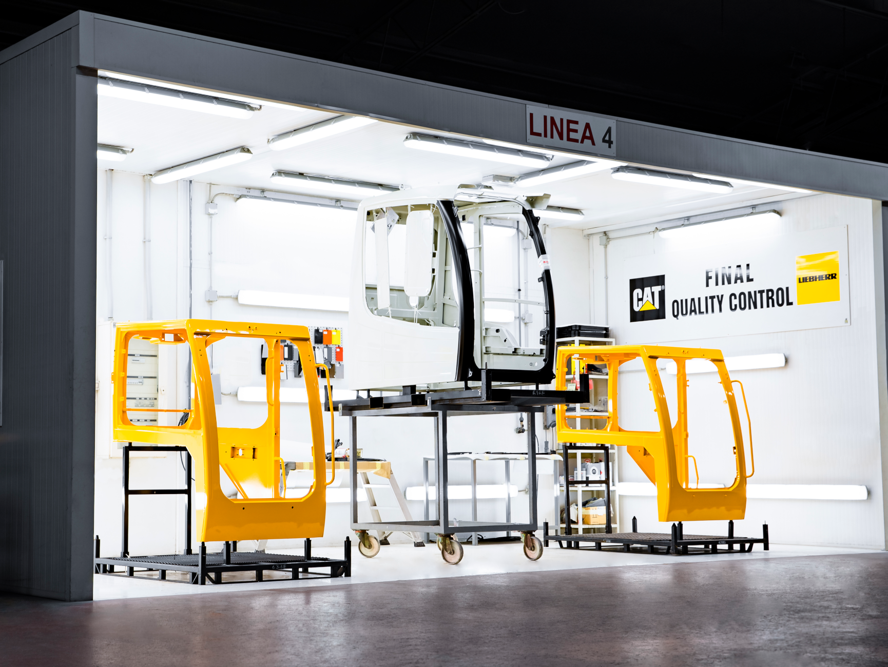 Cabina Linea 4 con componenti verniciati in fase di controllo qualità finale