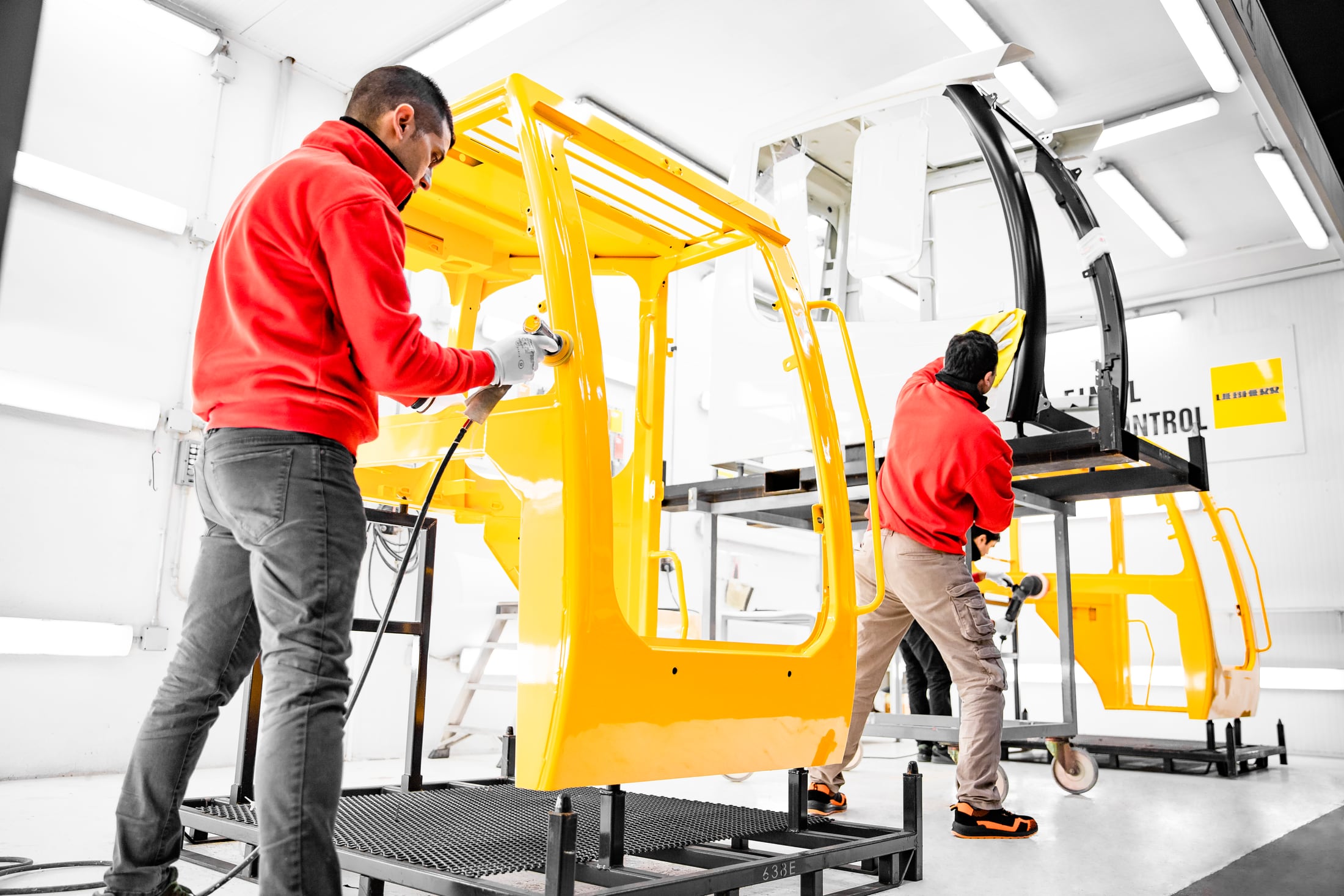 Operatori Zoccarato al lavoro nel reparto finitura industriale