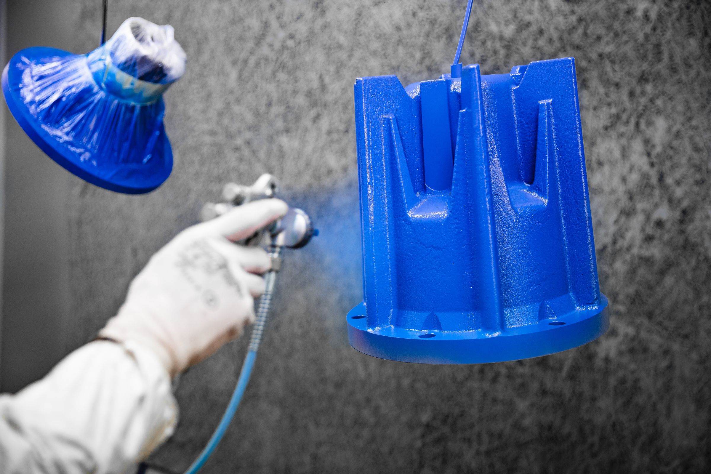 Operatore Zoccarato durante verniciatura a liquido blu