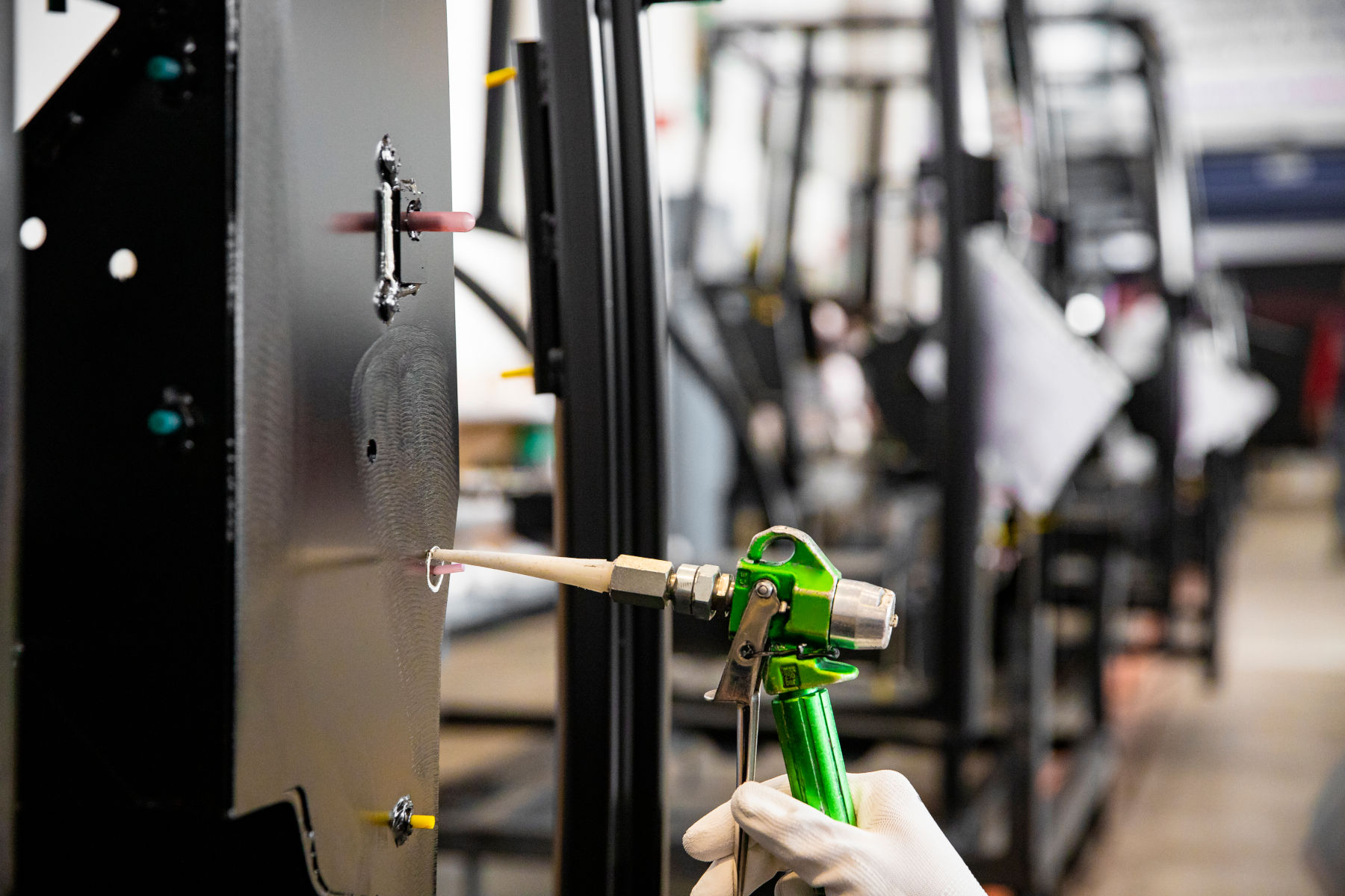 Auftragen des Dichtstoffs auf eine Zoccarato-Metallkomponente